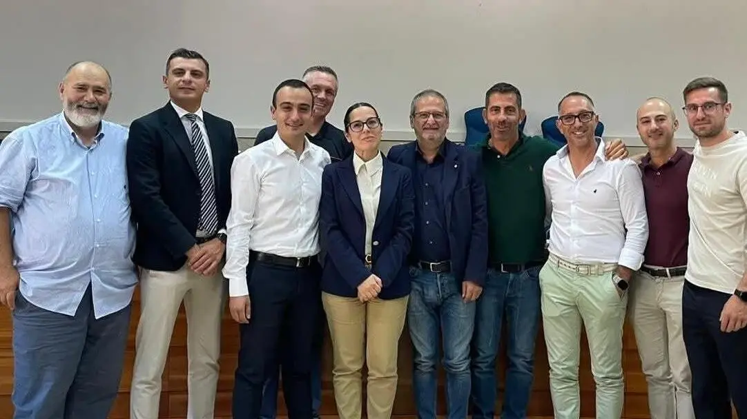 Politici locali discutono la candidatura al presidente della Provincia, con nomi in giro