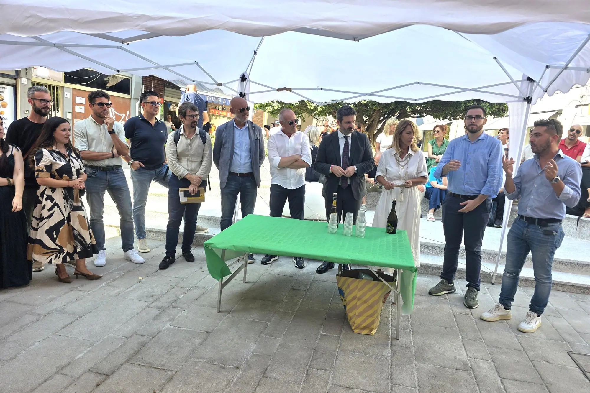 Un momento della inaugurazione della piazzetta pedonale di via Torre Tonda