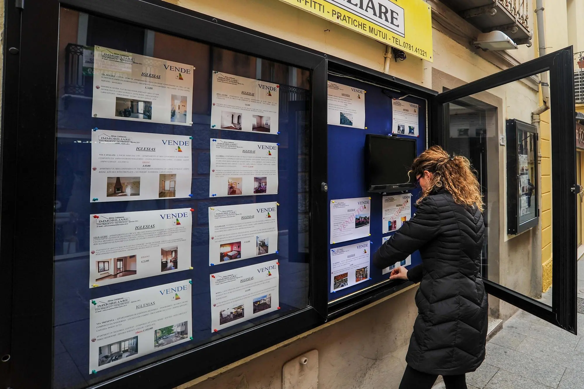 Un'agenzia immobiliare (foto Angelo Cucca)