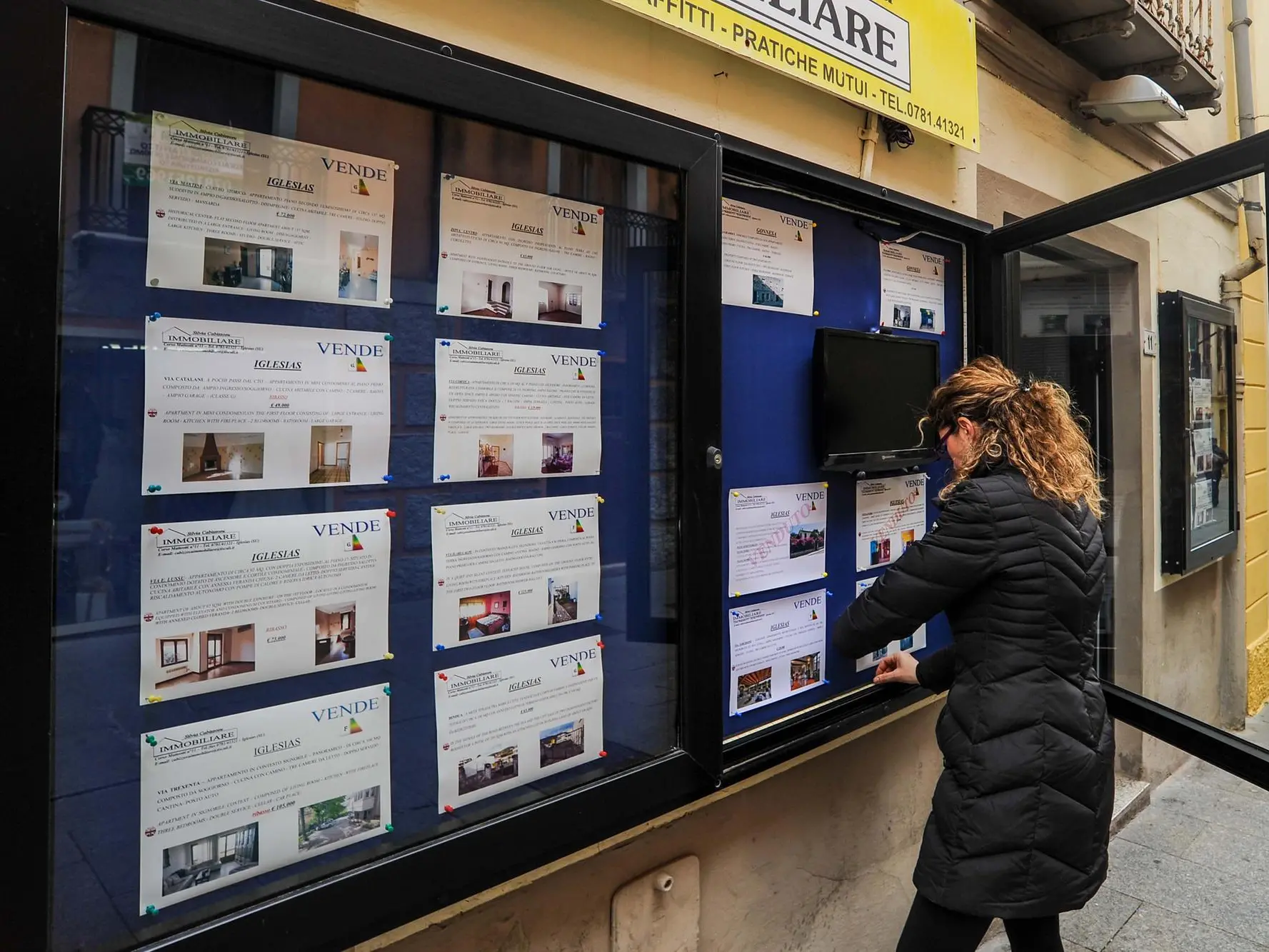 Un'agenzia immobiliare (foto Angelo Cucca)