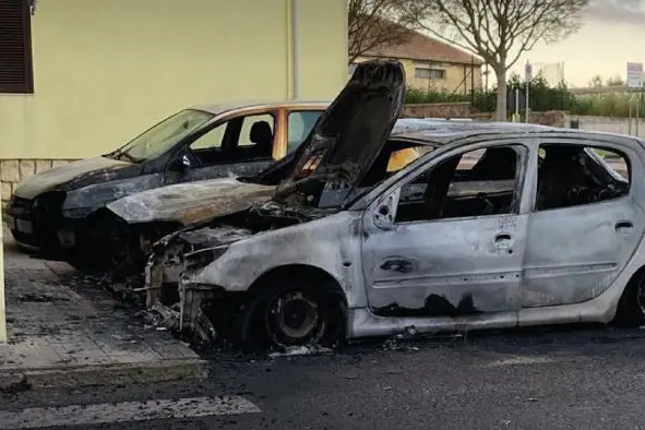Auto incendiate a Porto Torres (foto Pala)