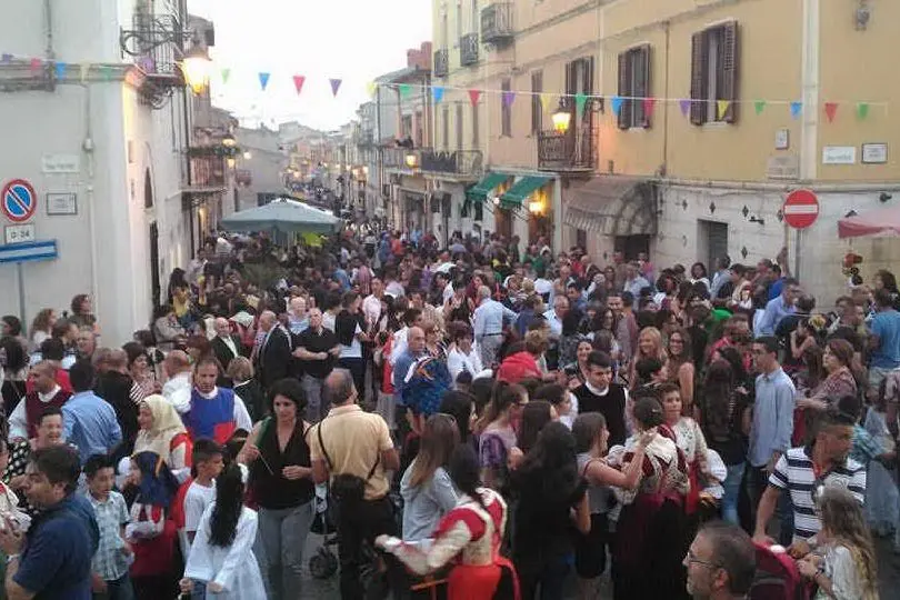 Folla a Ploaghe per la festa di San Pietro