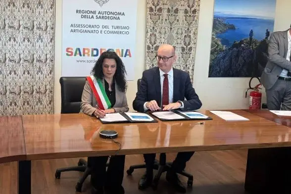 La firma tra la sindaca di Castelsardo e l'assessore Cuccureddu (foto concessa)