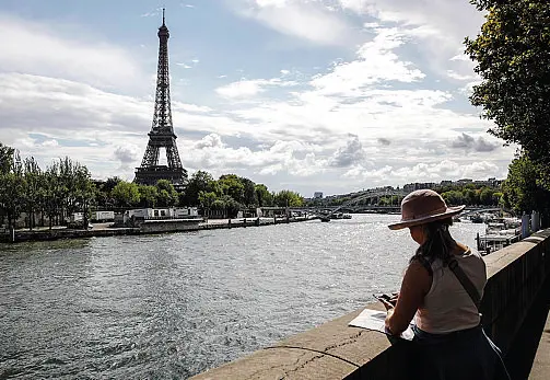 La torre Eiffel vista dalla Senna