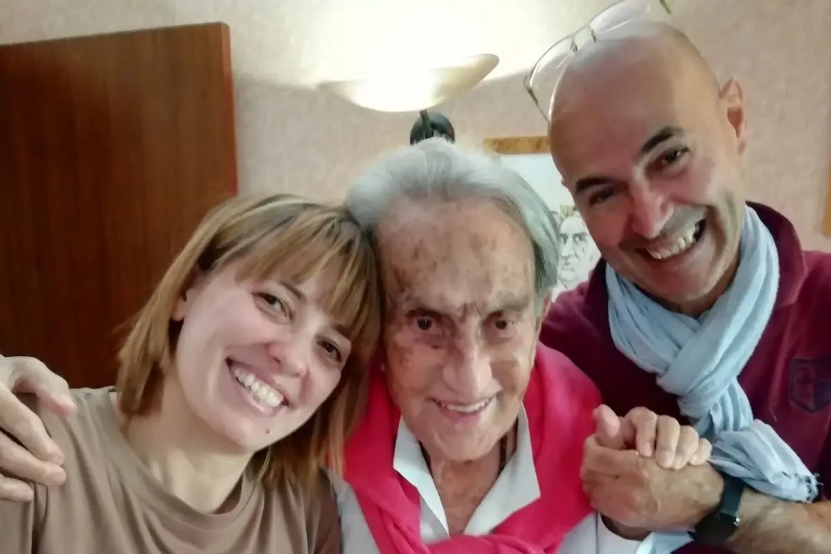 Emilio Fede con Antonello Sanna e Milly Carta in occasione del suo novantaduesimo compleanno