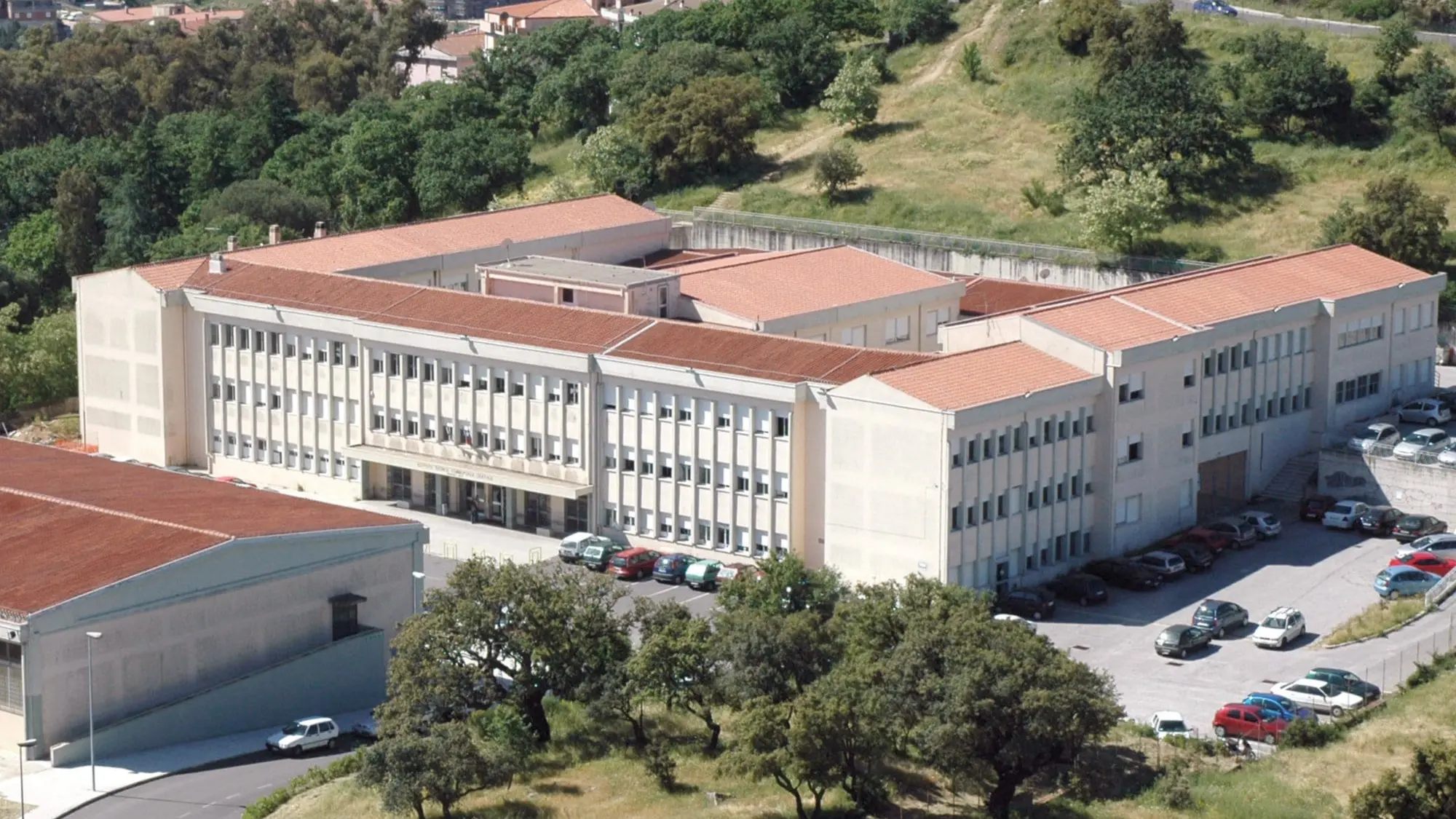 https://immagini.unionesarda.it/version/c:MWY0NjU1N2YtMTkzNS00:ZTM3ZTA4NTYtMDM1Zi00/image.webp?f=16:9