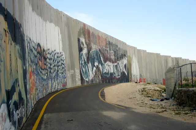 Il muro tra Gerusalemme e Betlemme visto dalla parte palestinese (foto Wikipedia)