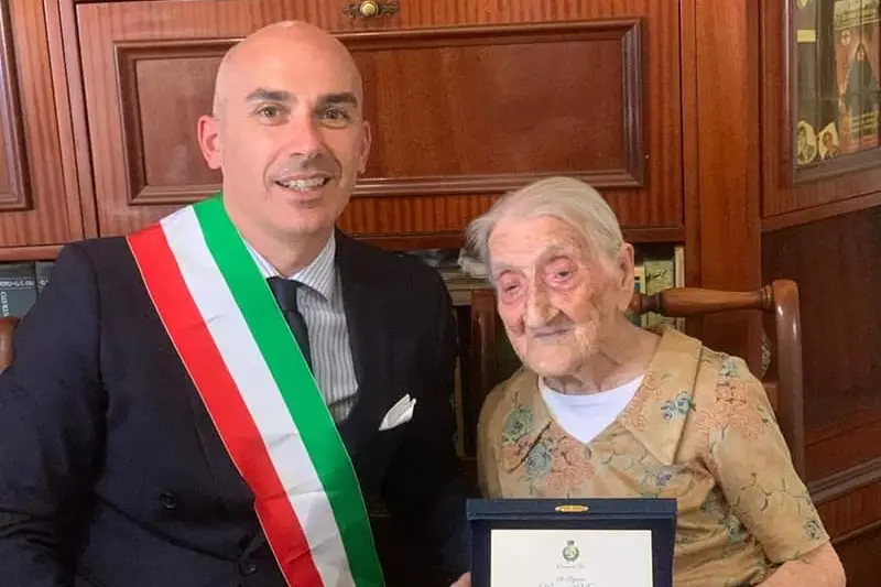 Il sindaco Gian Maria Budroni e zia Livia Masia (foto concessa)