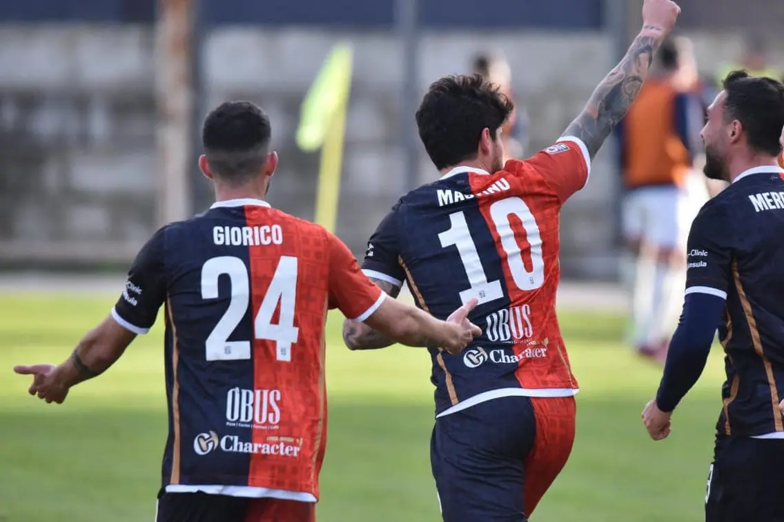 L'esultanza di Mastinu (foto Torres-A. Sanna)