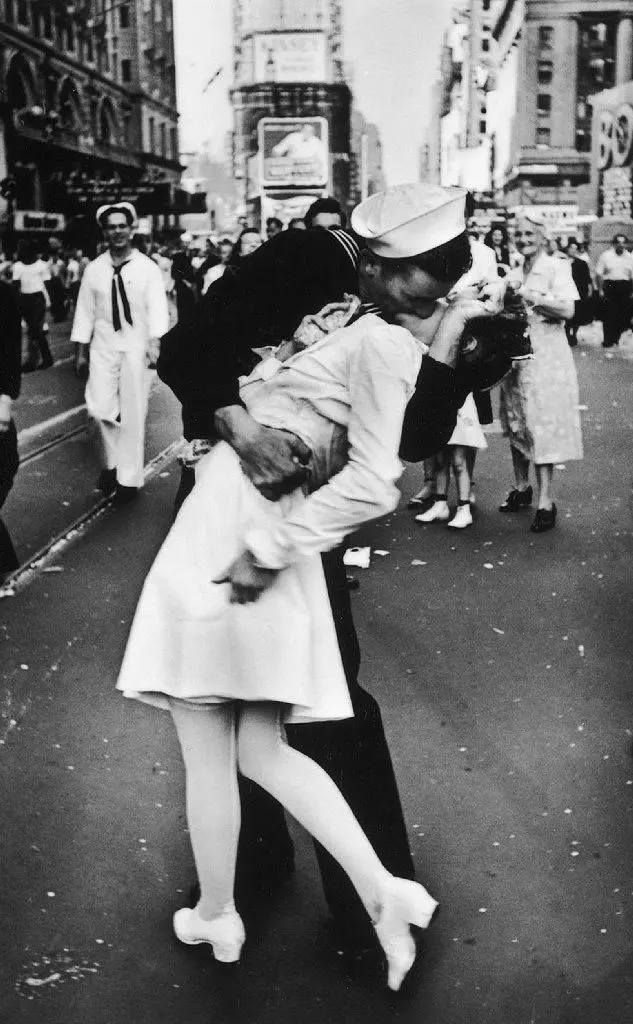 L'immagine simbolo della fine della guerra, un marinaio bacia una crocerossina e Times Square