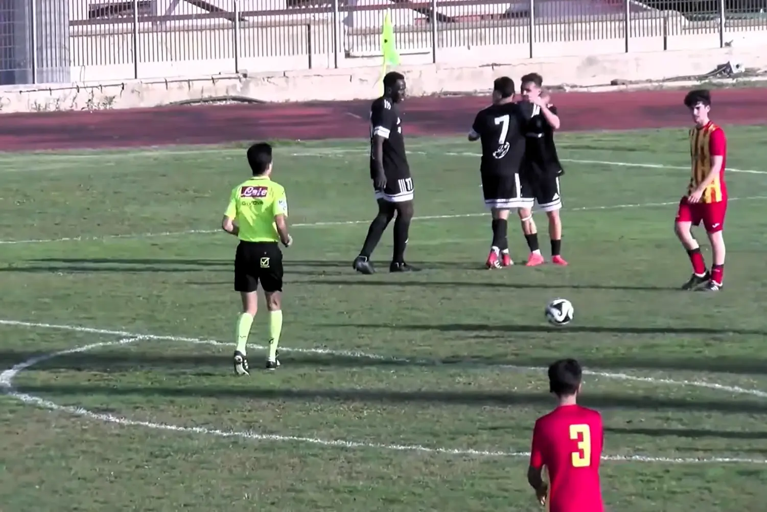 L'Arzachena festeggia il gol di Donati (foto Ilenia Giagnoni)