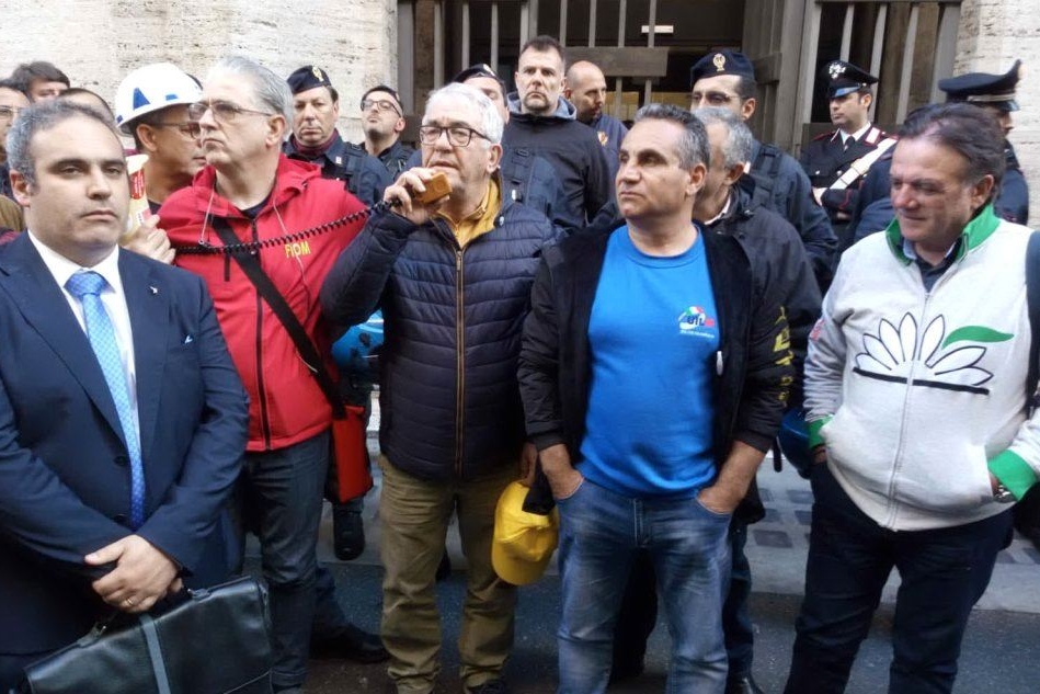 I delegati sindacali con i lavoratori a Roma (foto L'Unione Sarda - Cucca)