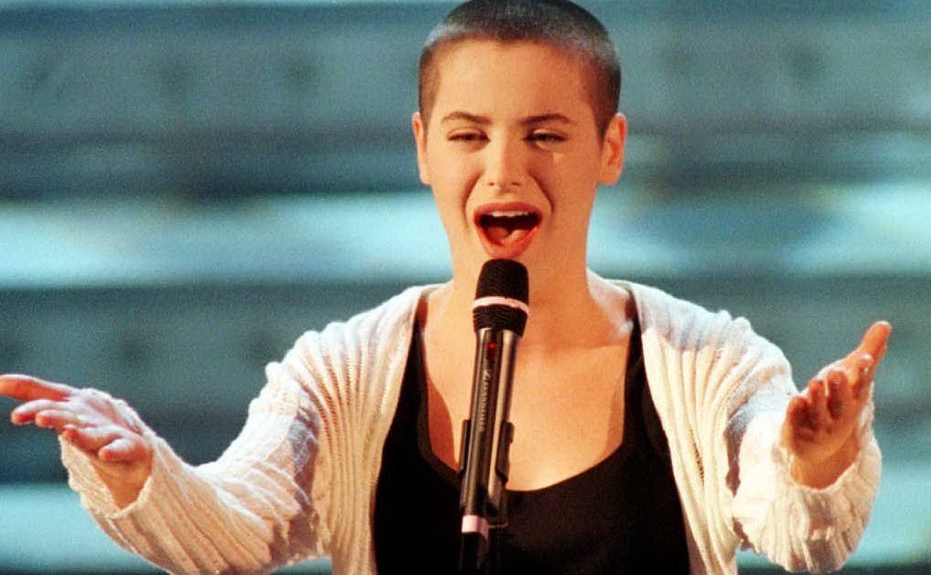 Silvia Salemi nel 1998 sul palco dell'Ariston (Ansa)