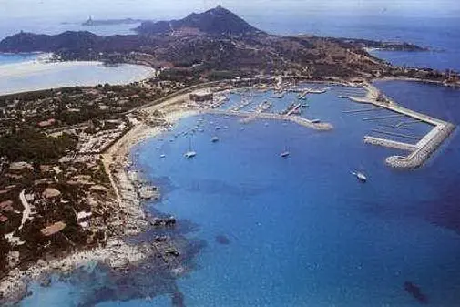 Panoramica di Villasimius, il porticciolo e Capo Carbonara (Foto Archivio L'Unione Sarda)