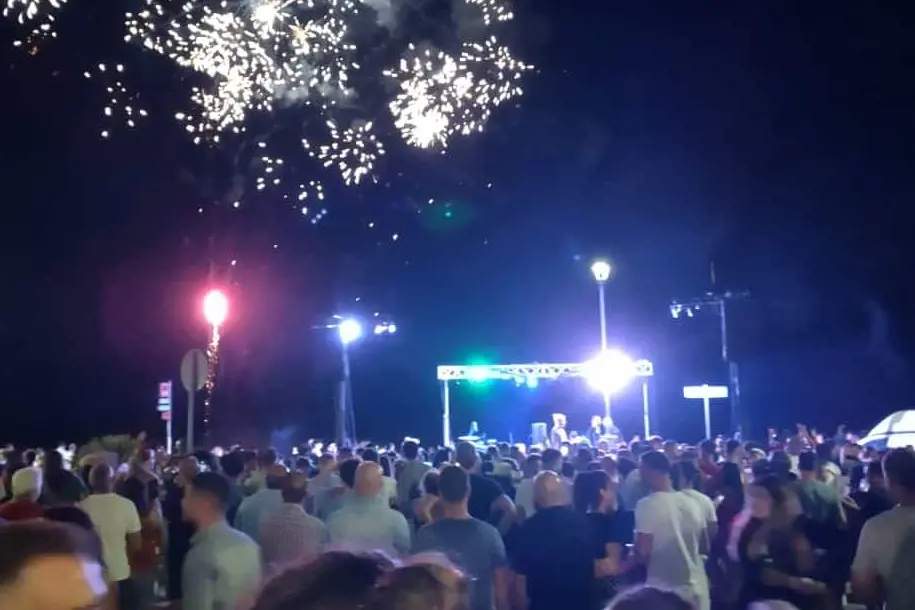 Folla ai fuochi d'artificio a Sorso (Foto Tellini)