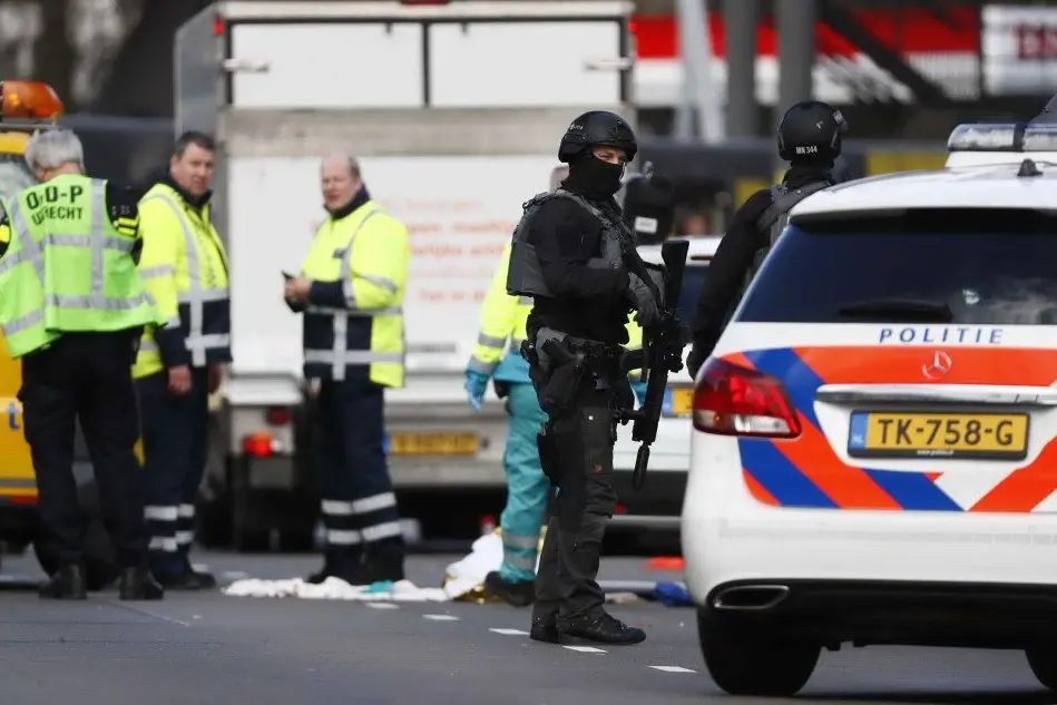 L'antiterrorismo in azione a Utrech (Ansa)