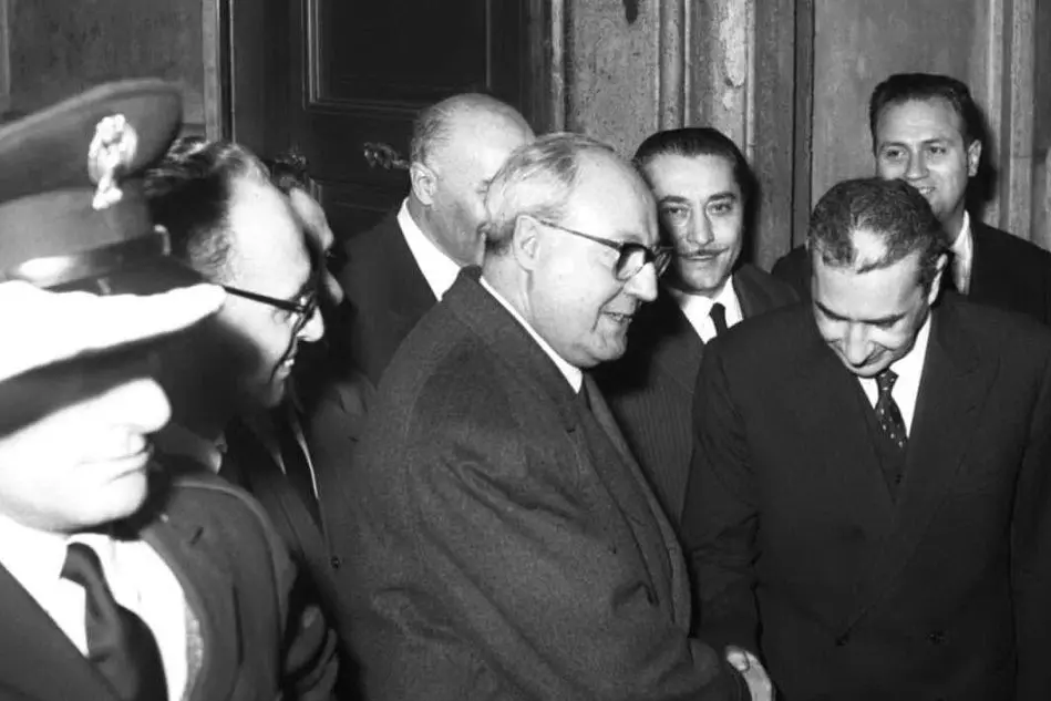 Il Presidente della Repubblica Giuseppe Saragat con Aldo Moro (Ansa)