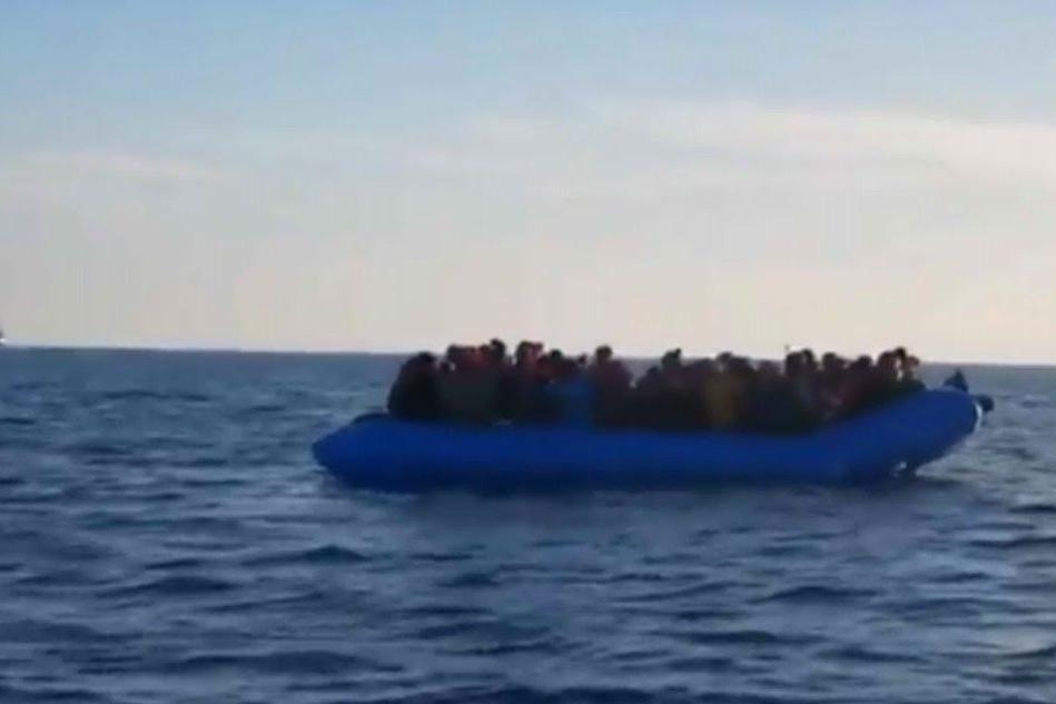 Ferma davanti a Lampedusa nave italiana con 49 migranti