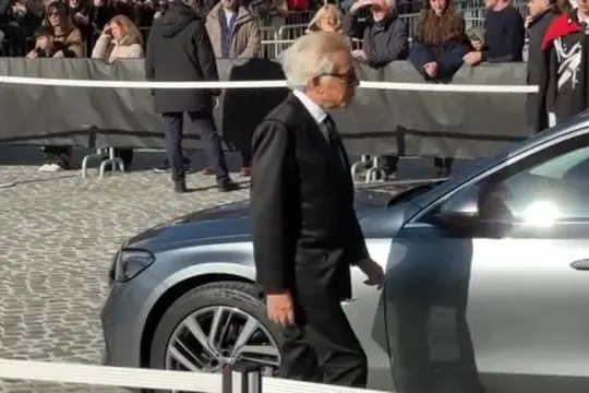 L'arrivo commosso del compagno Hoeksema al funerale di Valentino