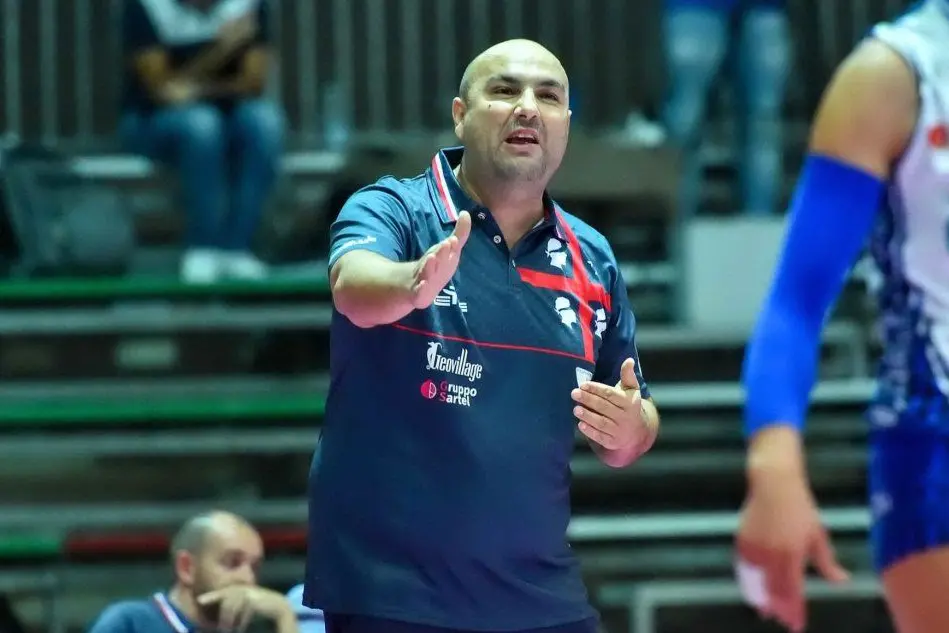 Il coach Emiliano Giandomenico (foto Luigi Canu - Hermaea Olbia)