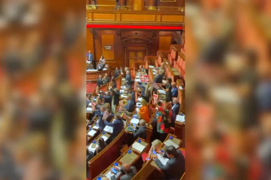 Legge elettorale, protesta opposizioni al Senato: "No alla legge truffa"