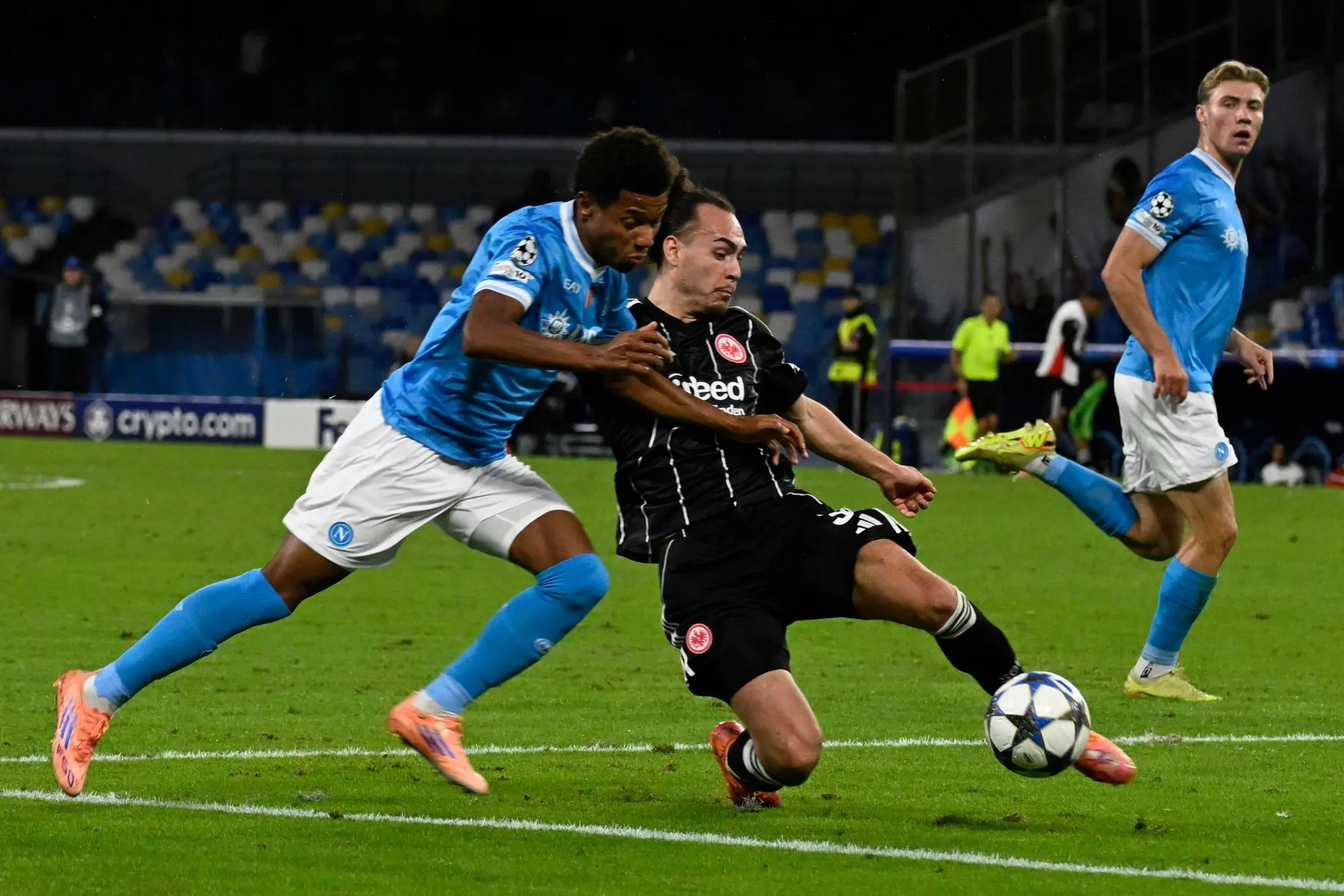 Eintracht Frankfurt's defender Arthur Theate (R) and Napoli’s forward David Neres in action during the UEFA Champions League group phase match between SSC Napoli and Eintracht Frankfurt at ‘ Diego Armando Maradona’ Stadium in Naples, Italy, 4 november 2025 ANSA / CIRO FUSCO