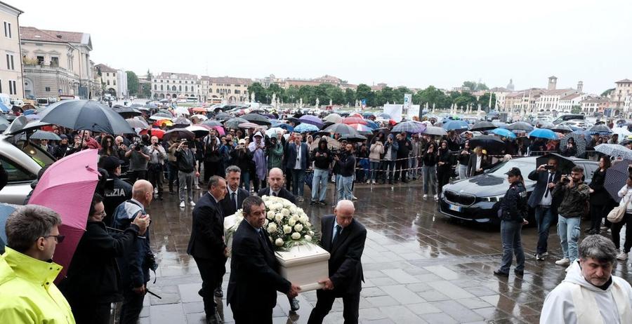 Zanardi, in migliaia per l’ultimo saluto