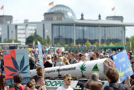 La Germania legalizza la cannabis (foto Ansa/Epa)