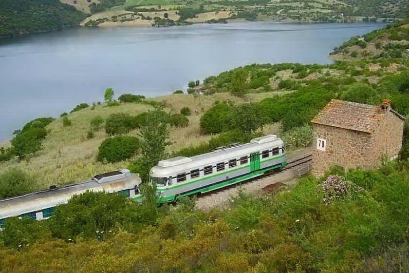 Mattarella firma la legge sulle ferrovie turistiche: il Trenino Verde può ripartire