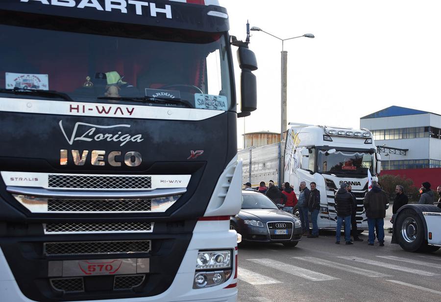 Caro gasolio, ultimatum degli autotrasportatori: «Risposte dal Governo o ci fermiamo»