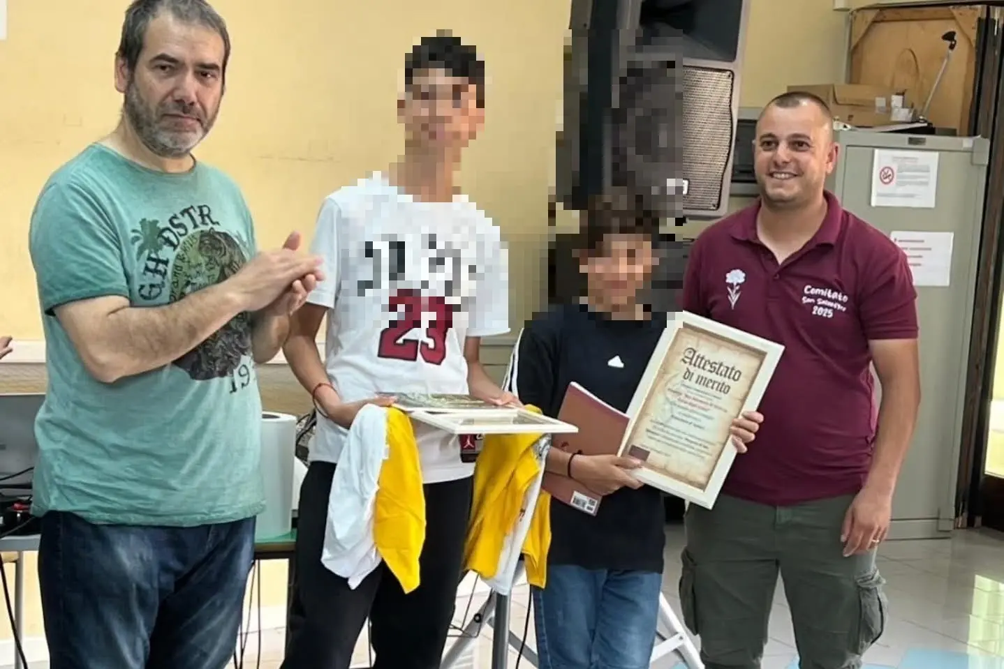 I vincitori del concorso assieme a un membro del comitato e uno dell'associazione Is Curridoris (foto concessa)