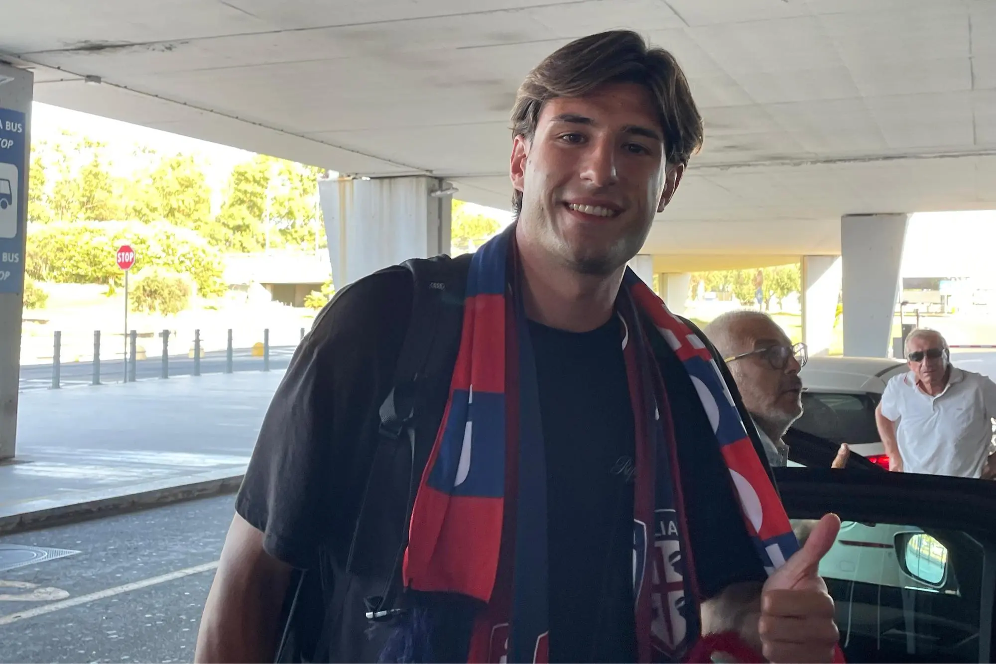 Gennaro Borrelli all'arrivo in aeroporto a Cagliari (foto Spignesi)