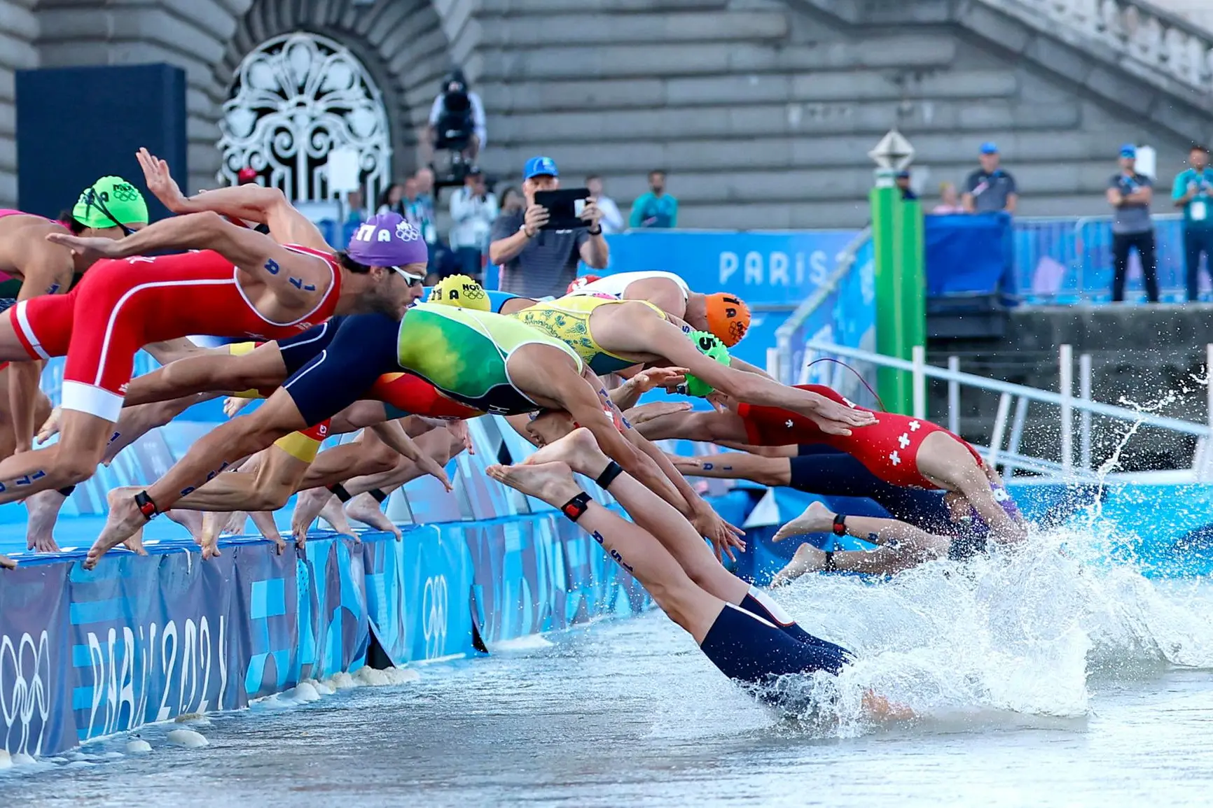 Una gara di Triathlon (Ansa)