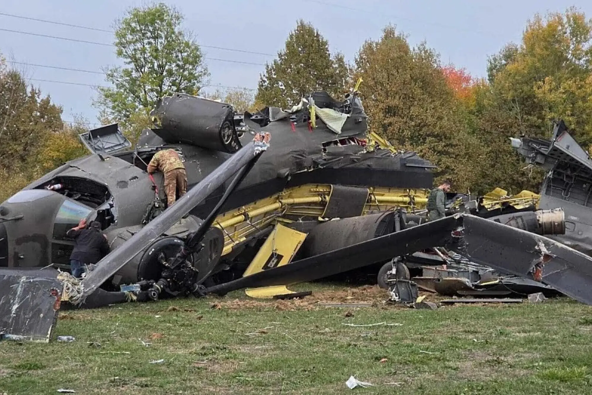 Una immagine dell'elicottero CH 47 dell'operazione Eufor Althea in Bosnia-Erzegovina, precipitato nella zona di Br?ko, al confine con la Serbia, 29 ottobre 2026 PER GENTILE CONCESSIONE KLIX.BA +++ATTENZIONE, CREDIT OBBLIGATORIO+++