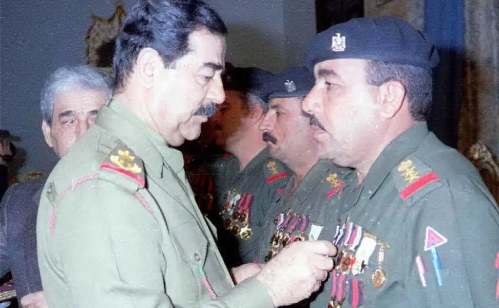 Saddam conferisce onoreficenze ai soldati che hanno massacrato i curdi