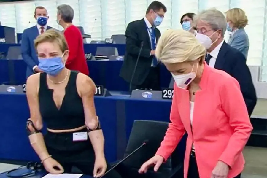 Bebe Vio con Paolo Gentiloni e Ursula Von der Leyen (Ansa)
