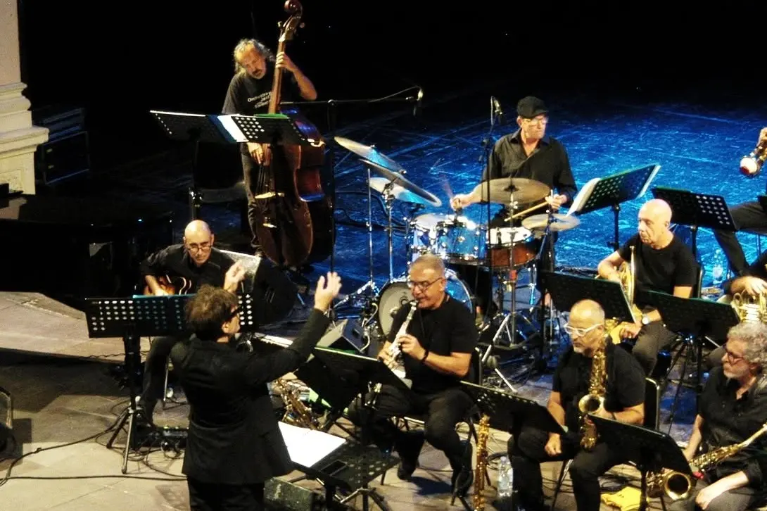 Corcella dirige l'Orchestra Jazz della Sardegna (foto Giuseppe Palitta)