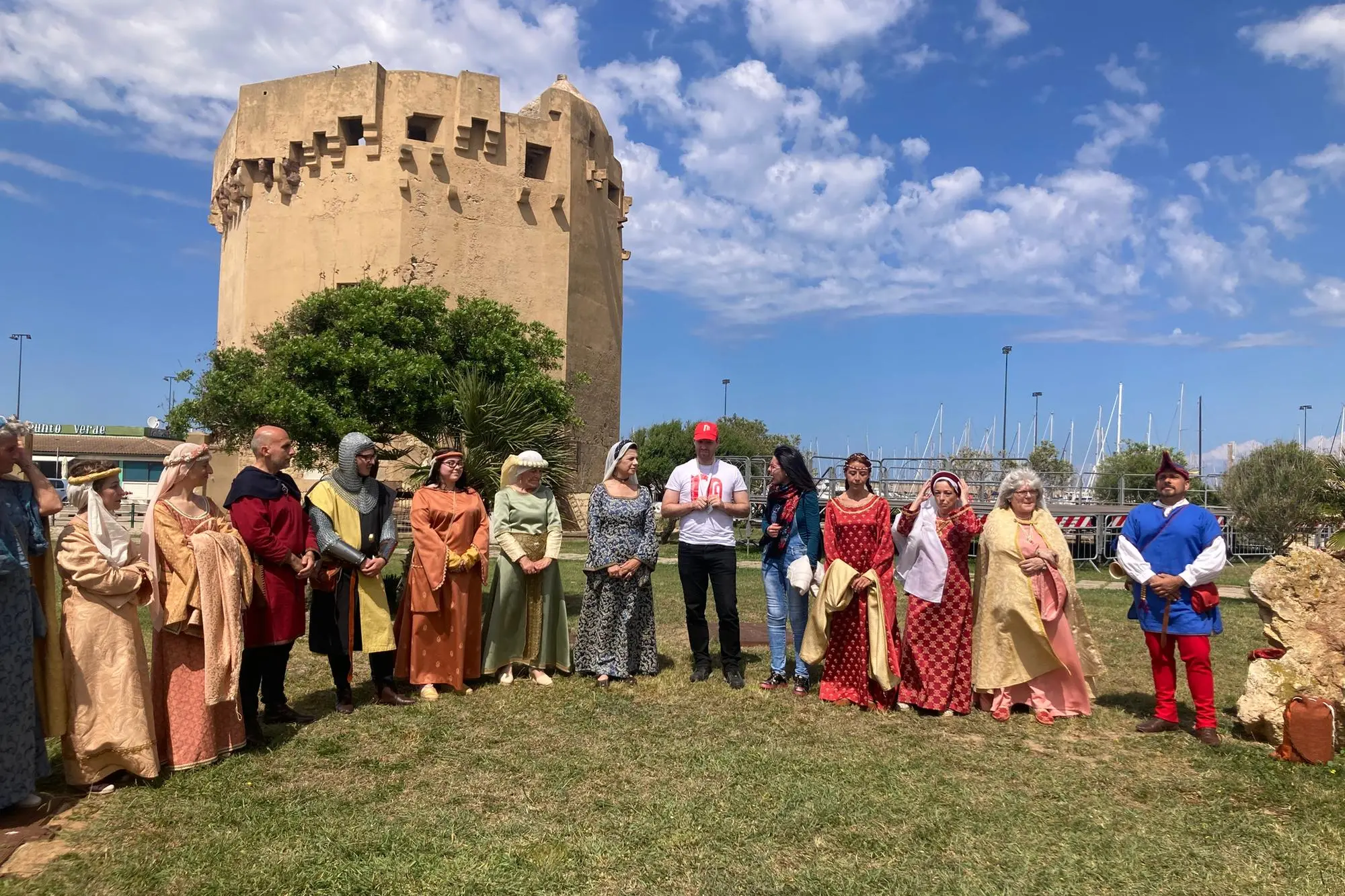 L'apertura di Monumenti Aperti sotto la torre aragonese (foto Pala)