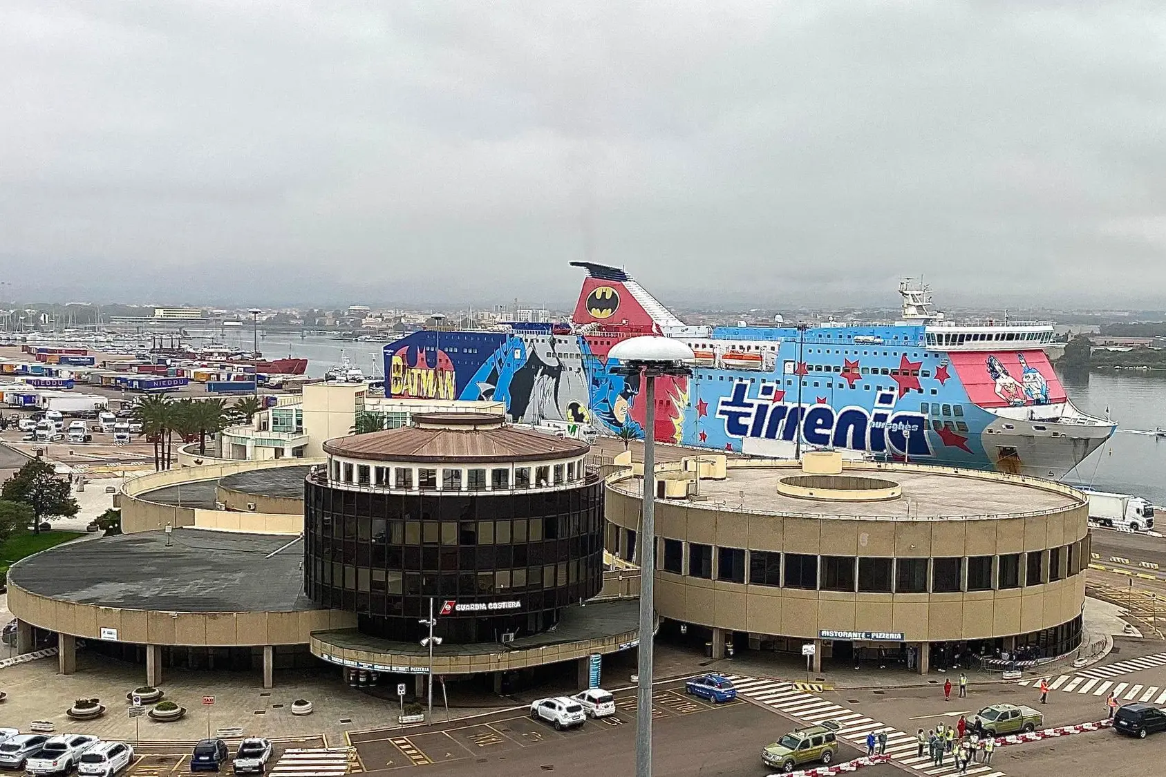 Il traghetto Sharden in porto a Olbia