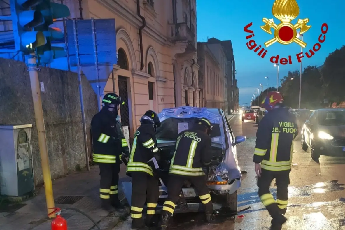 L'intervento in via Asproni a Sassari (foto Vigili del fuoco)