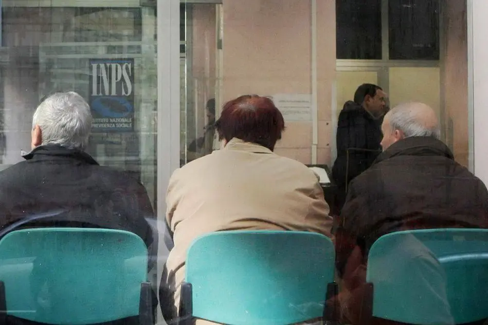 Pensionati in attesa (Foto d'archivio)