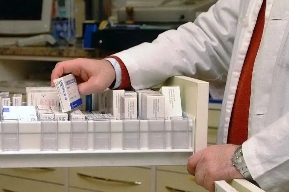 Un farmacista (Archivio L'Unione Sarda)