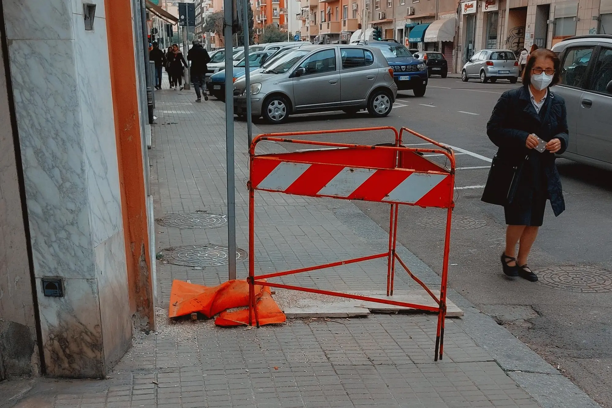 Il marciapiede in via Cavaro a Cagliari (foto del lettore)
