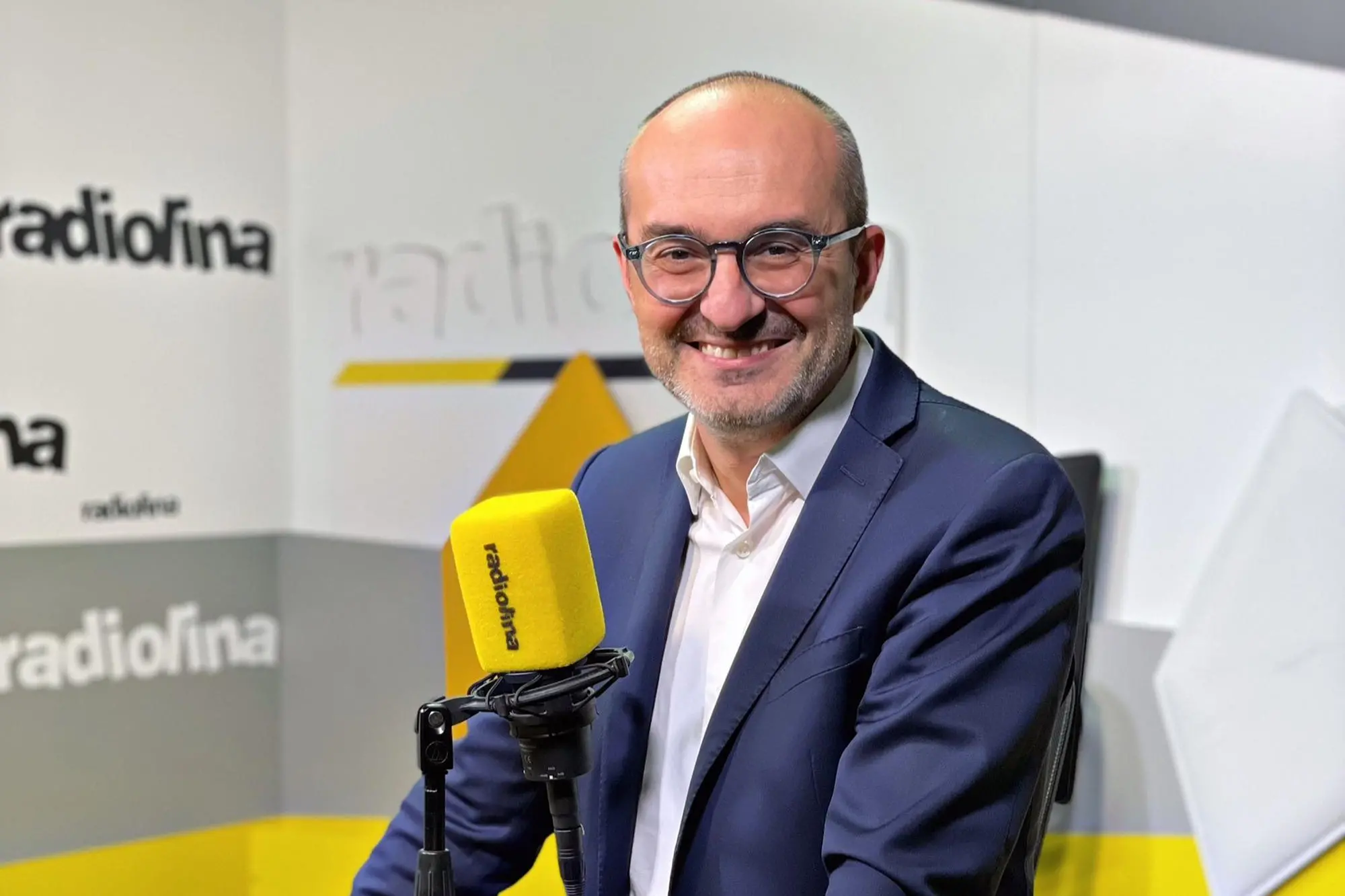 Paolo Truzzu nello studio di Radiolina, ospite della trasmissione "A tu per tu"