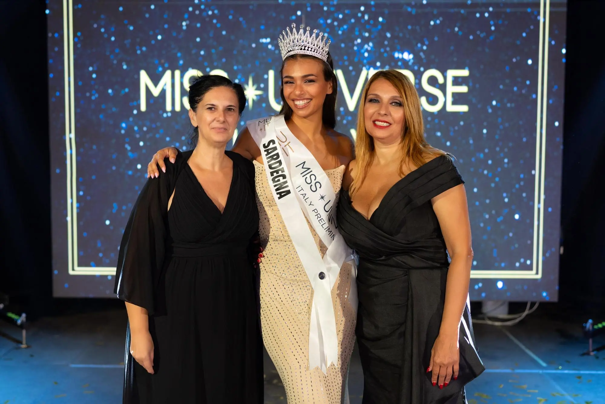Serena Caredda con le organizzatrici di Miss Universo