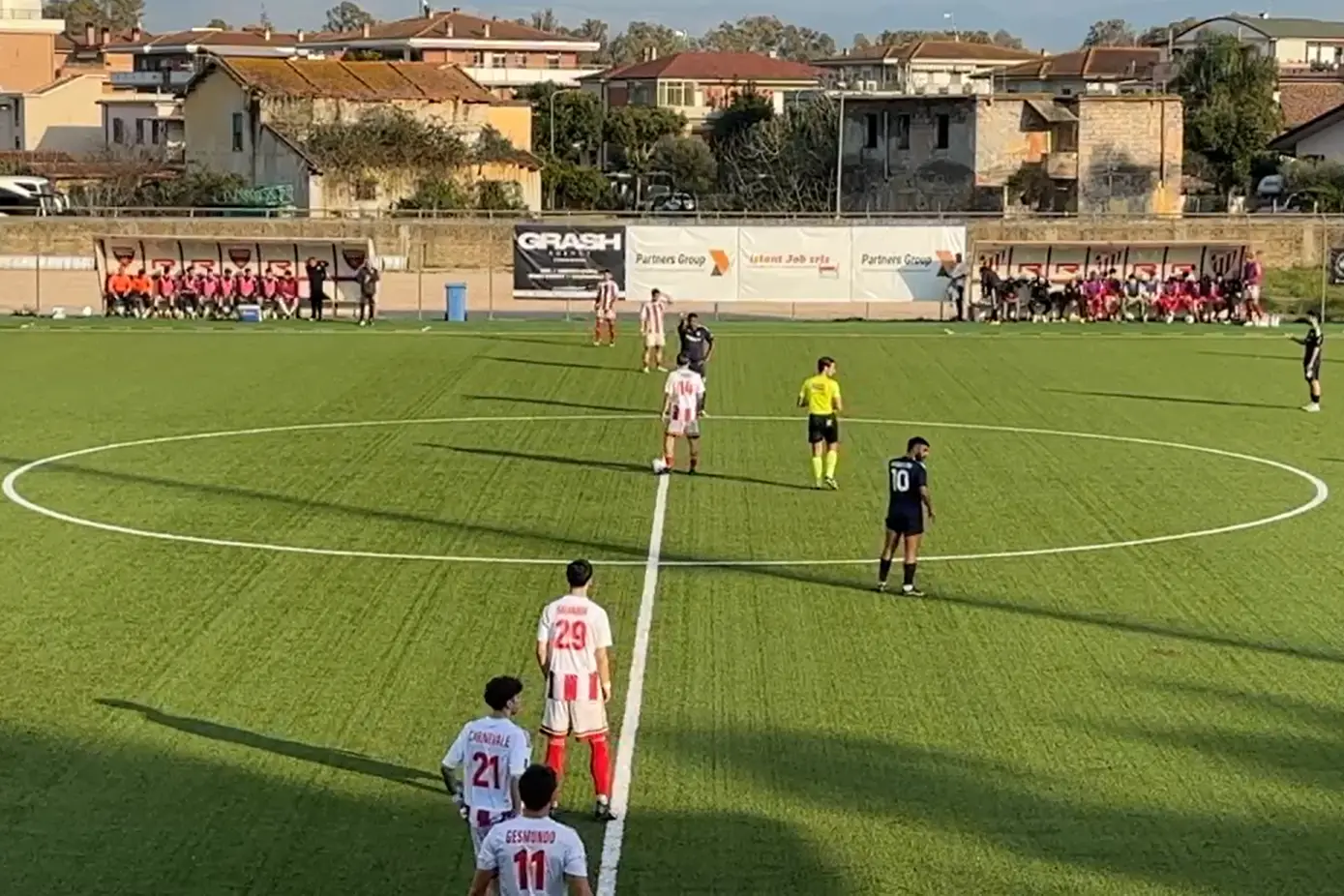 Il calcio di inizio di Anzio-Olbia (foto Ilenia Giagnoni)
