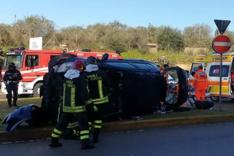 L'auto ribaltata (L'Unione Sarda - foto Pala)