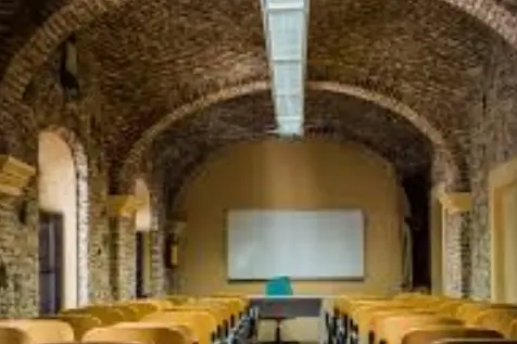 Un'aula del Chiostro del Carmine, sede dell'università di Oristano (foto Guarna)