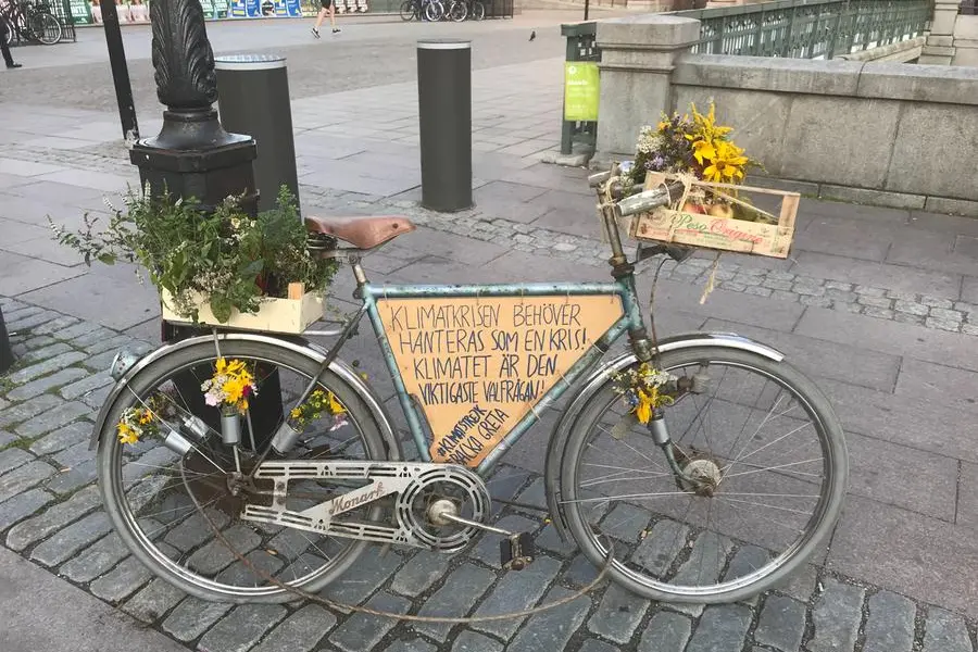 La sua bicicletta con la scritta &quot;La crisi climatica dev'essere gestita da crisi! Il clima è la questione più importante!&quot; (foto Wikipedia)
