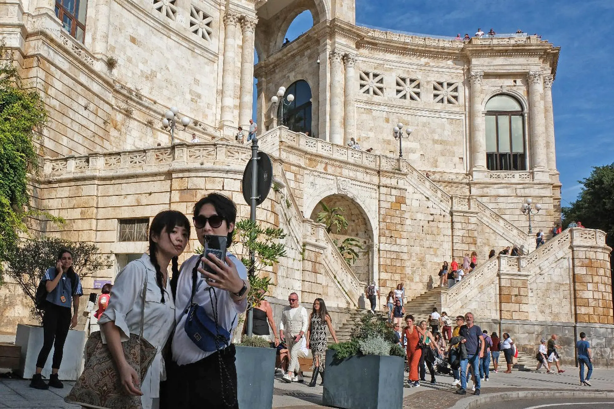 Turisti al bastione di Saint Remy a Cagliari